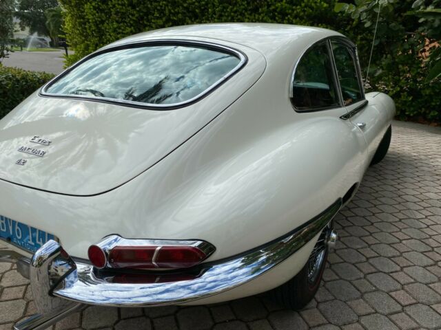 Jaguar E-Type 1968 image number 27