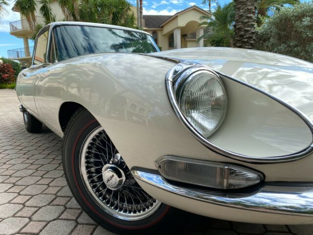 Jaguar E-Type 1968 image number 33