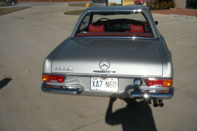 Mercedes-Benz SL-Class 1969 image number 32