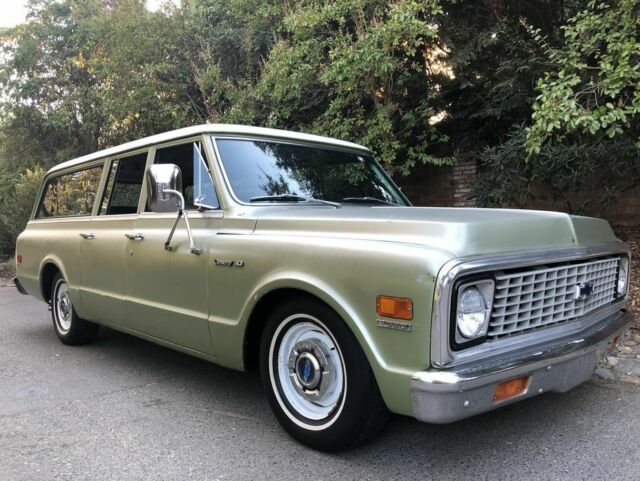 Chevrolet Suburban 1972 image number 0