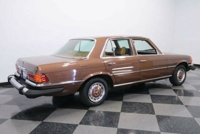 Mercedes-Benz 200-Series 1977 image number 14