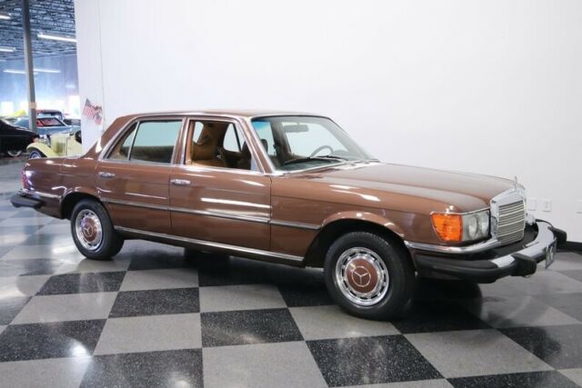 Mercedes-Benz 200-Series 1977 image number 16