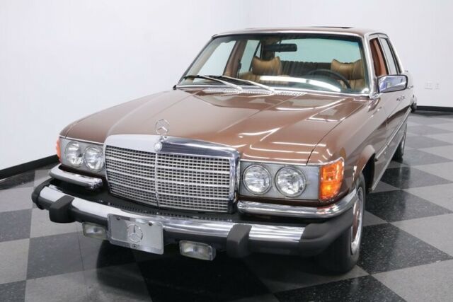 Mercedes-Benz 200-Series 1977 image number 20