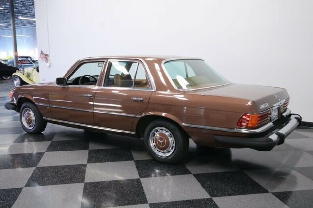 Mercedes-Benz 200-Series 1977 image number 32