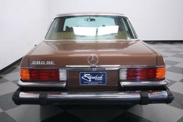 Mercedes-Benz 200-Series 1977 image number 35