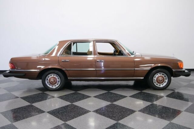 Mercedes-Benz 200-Series 1977 image number 39