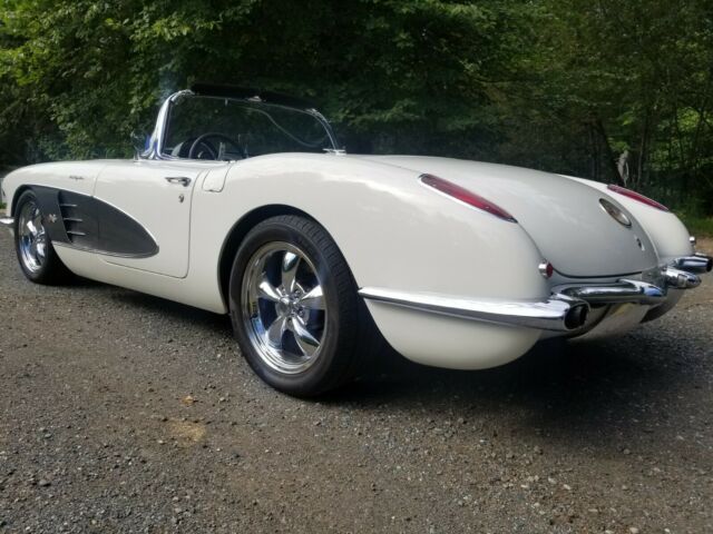 Chevrolet Corvette 1960 image number 1