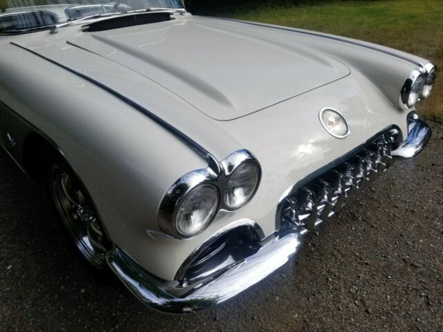 Chevrolet Corvette 1960 image number 2