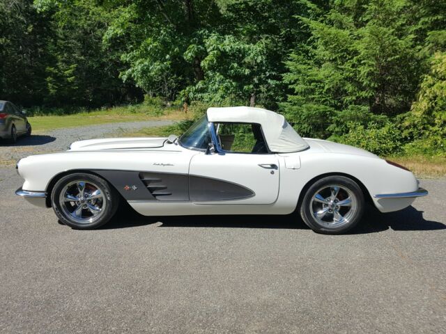 Chevrolet Corvette 1960 image number 22