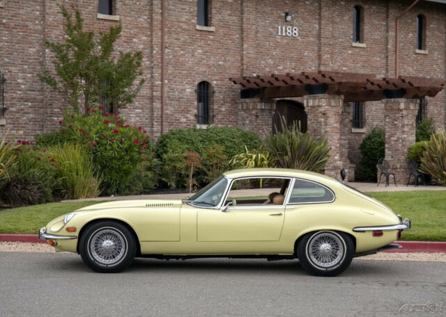 Jaguar E-Type 1971 image number 1