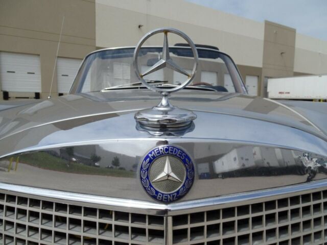 Mercedes-Benz 200-Series 1969 image number 33