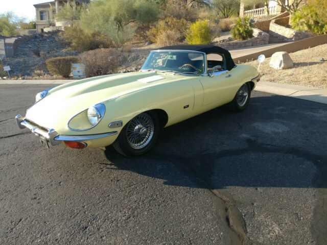 Jaguar E-Type 1971 image number 2