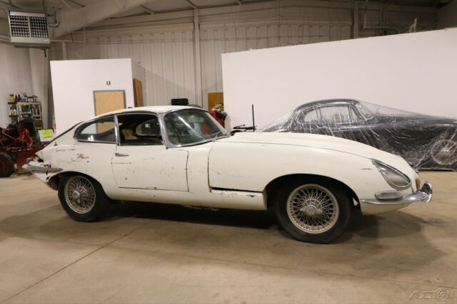 Jaguar E-Type 1967 image number 6