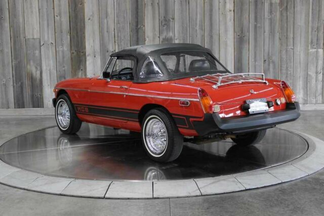 MG MGB 1977 image number 17