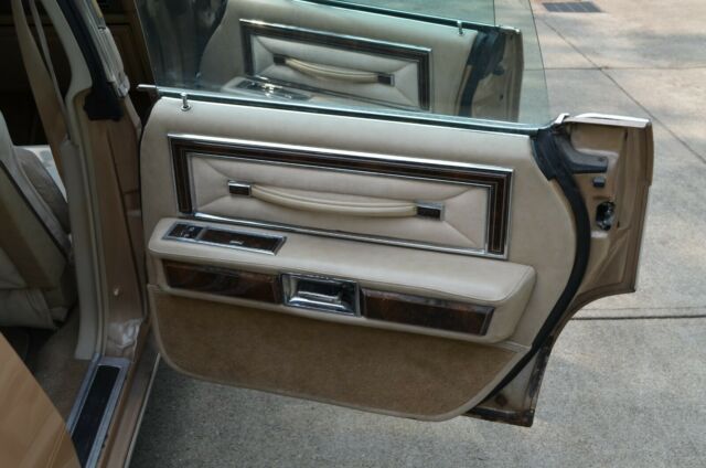 Lincoln Town Car 1979 image number 10