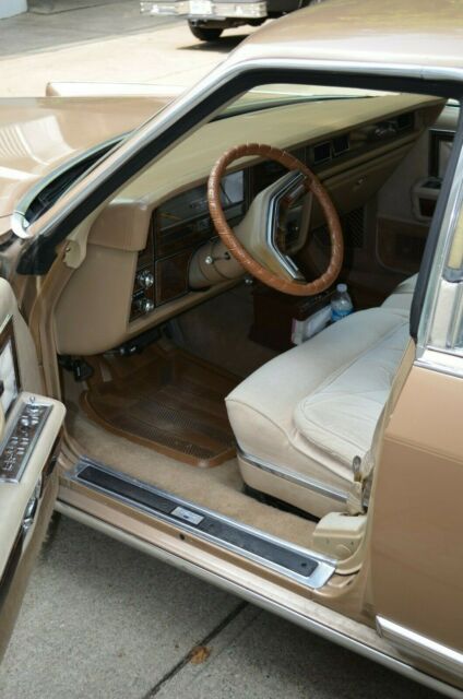 Lincoln Town Car 1979 image number 23