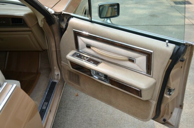 Lincoln Town Car 1979 image number 32