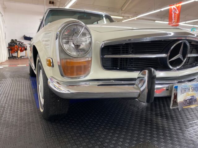 Mercedes-Benz SL-Class 1971 image number 35