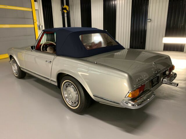 Mercedes-Benz SL-Class 1971 image number 32