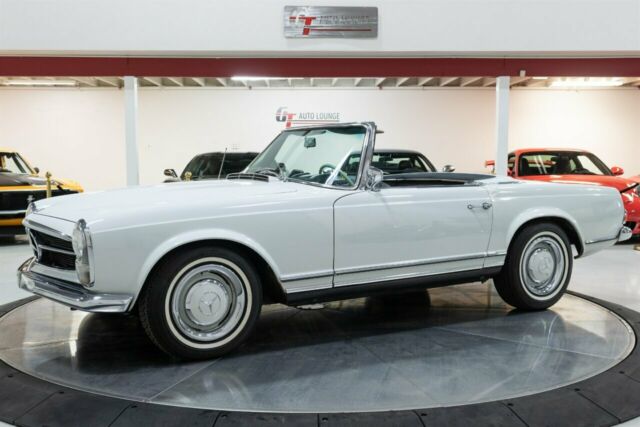 Mercedes-Benz 200-Series 1966 image number 4