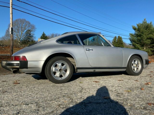 Porsche 911 1975 image number 2