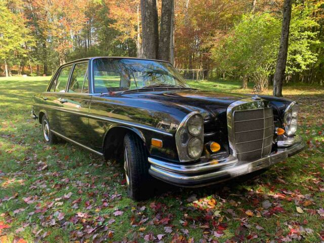 Mercedes-Benz 200-Series 1968 image number 19