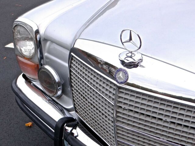 Mercedes-Benz 200-Series 1972 image number 1