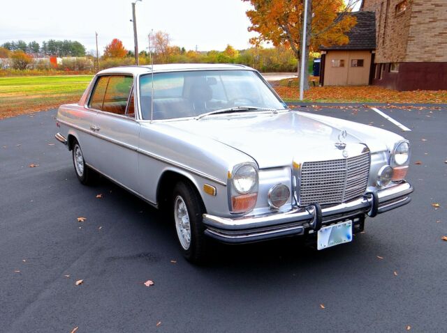 Mercedes-Benz 200-Series 1972 image number 20