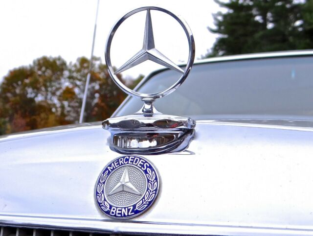 Mercedes-Benz 200-Series 1972 image number 21