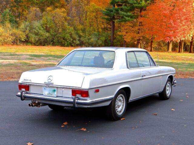 Mercedes-Benz 200-Series 1972 image number 5