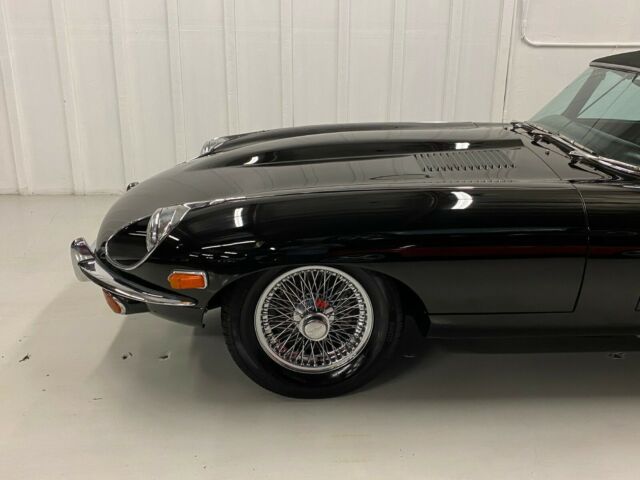 Jaguar E-Type 1970 image number 29