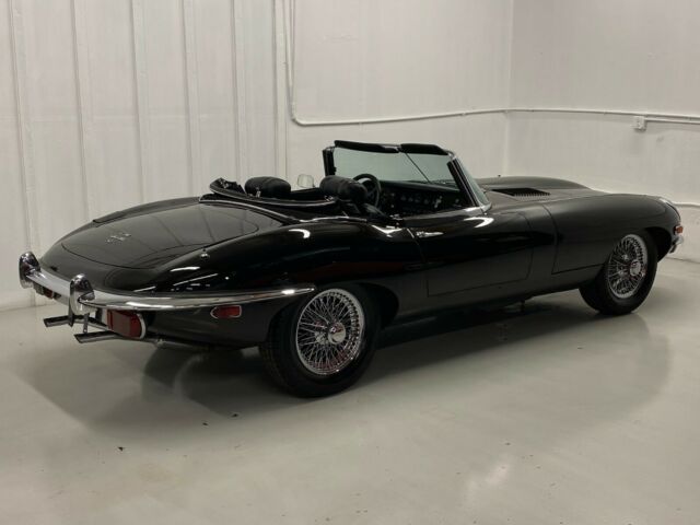 Jaguar E-Type 1970 image number 38