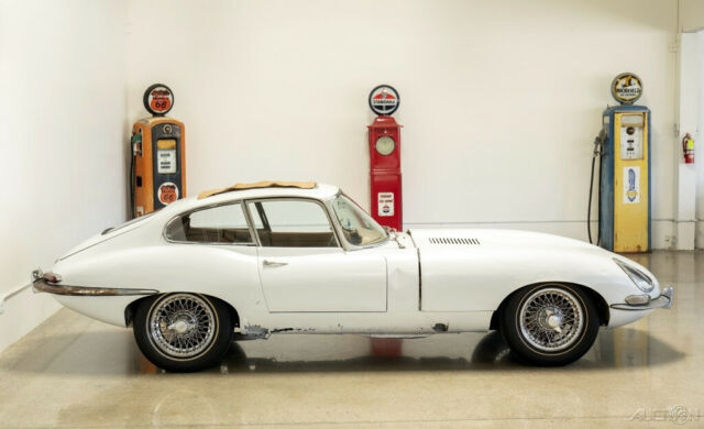 Jaguar E-Type 1962 image number 1