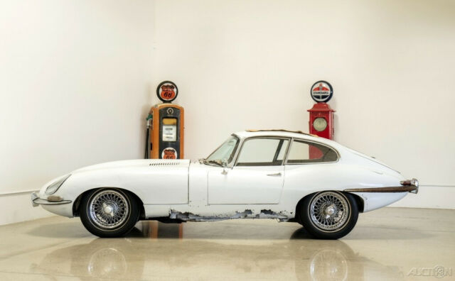 Jaguar E-Type 1962 image number 29