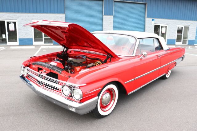 Ford Galaxie 1961 image number 38