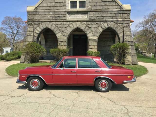 Mercedes-Benz 200-Series 1968 image number 34