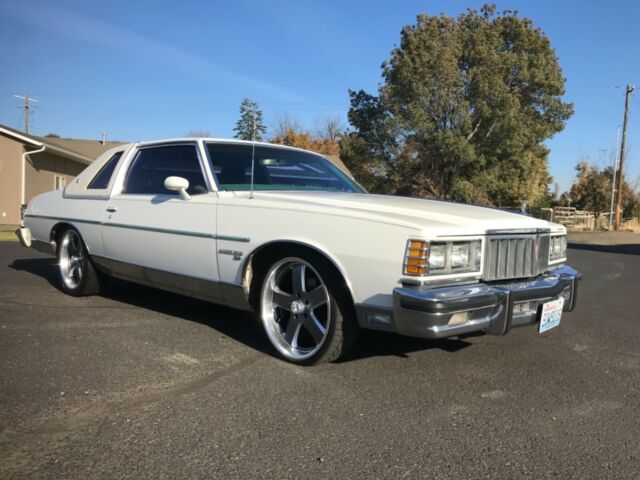 Pontiac Bonneville 1977 image number 20