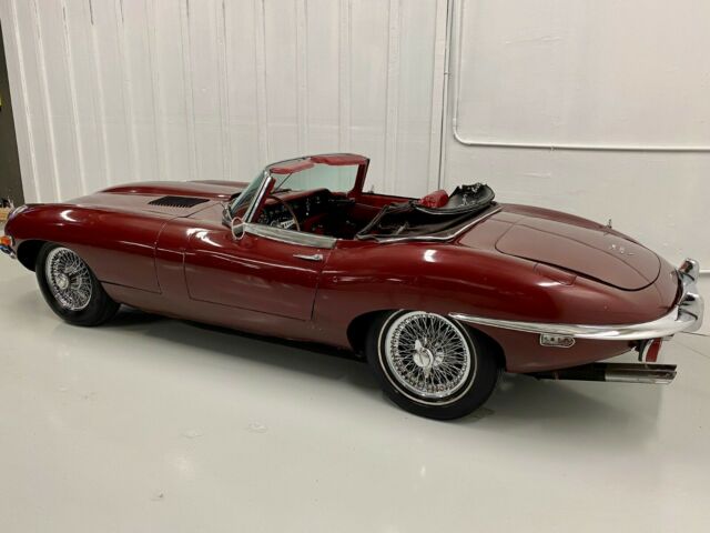 Jaguar E-Type 1970 image number 40