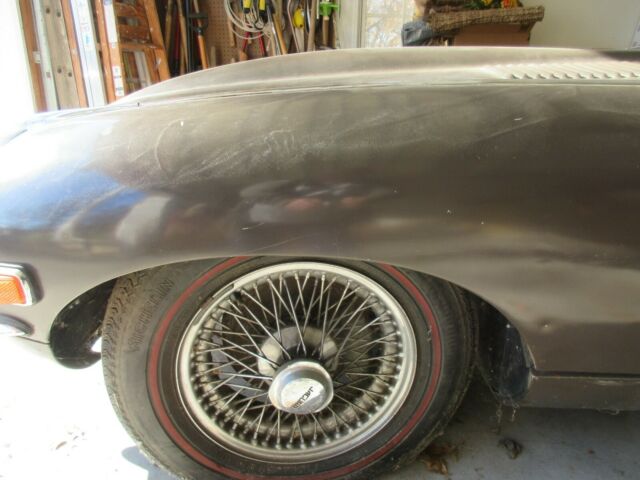 Jaguar E-Type 1971 image number 35