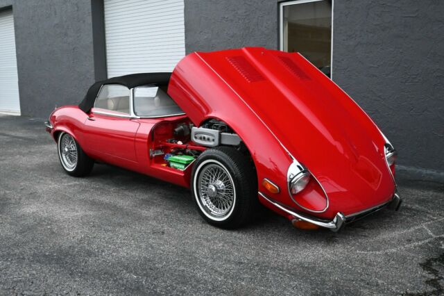 Jaguar E-Type 1973 image number 10