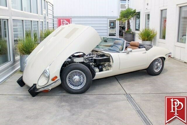 Jaguar E-Type 1974 image number 17