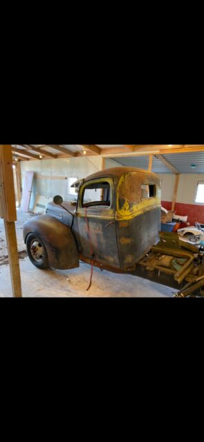 Ford 1 Ton Pickup 1946 image number 0