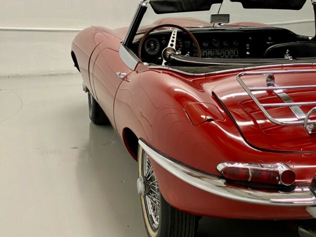 Jaguar E-Type 1968 image number 1