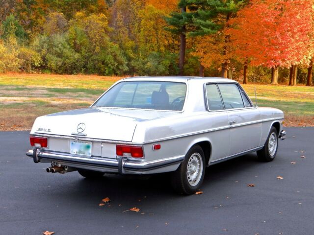 Mercedes-Benz 200-Series 1972 image number 20