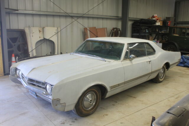 Oldsmobile Starfire 1966 image number 0