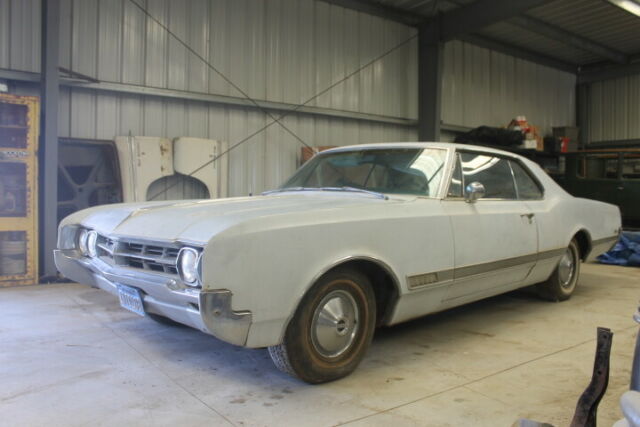 Oldsmobile Starfire 1966 image number 1