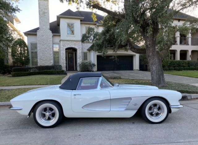 Chevrolet Corvette 1961 image number 16