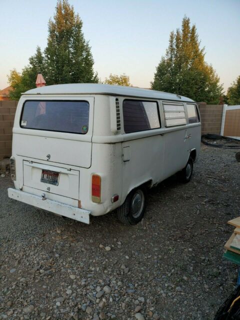 Volkswagen Bus/Vanagon 1972 image number 10