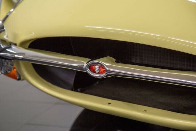 Jaguar E-Type 1969 image number 42