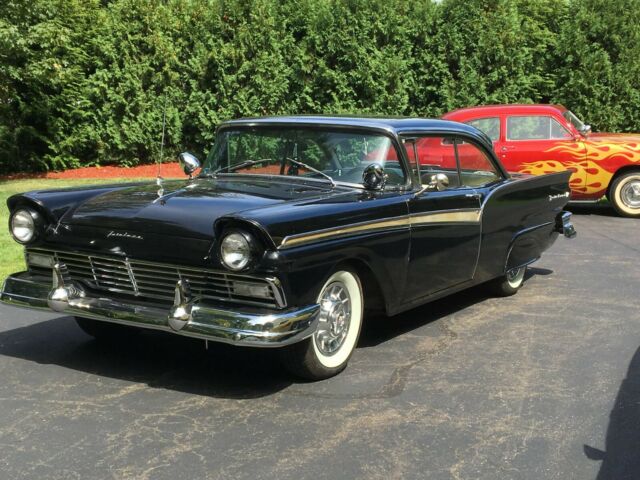 Ford Fairlane 1957 image number 24